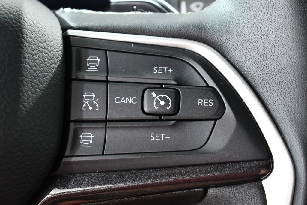 Used 2023 Jeep Grand Cherokee Altitude AWD/4WD image 34