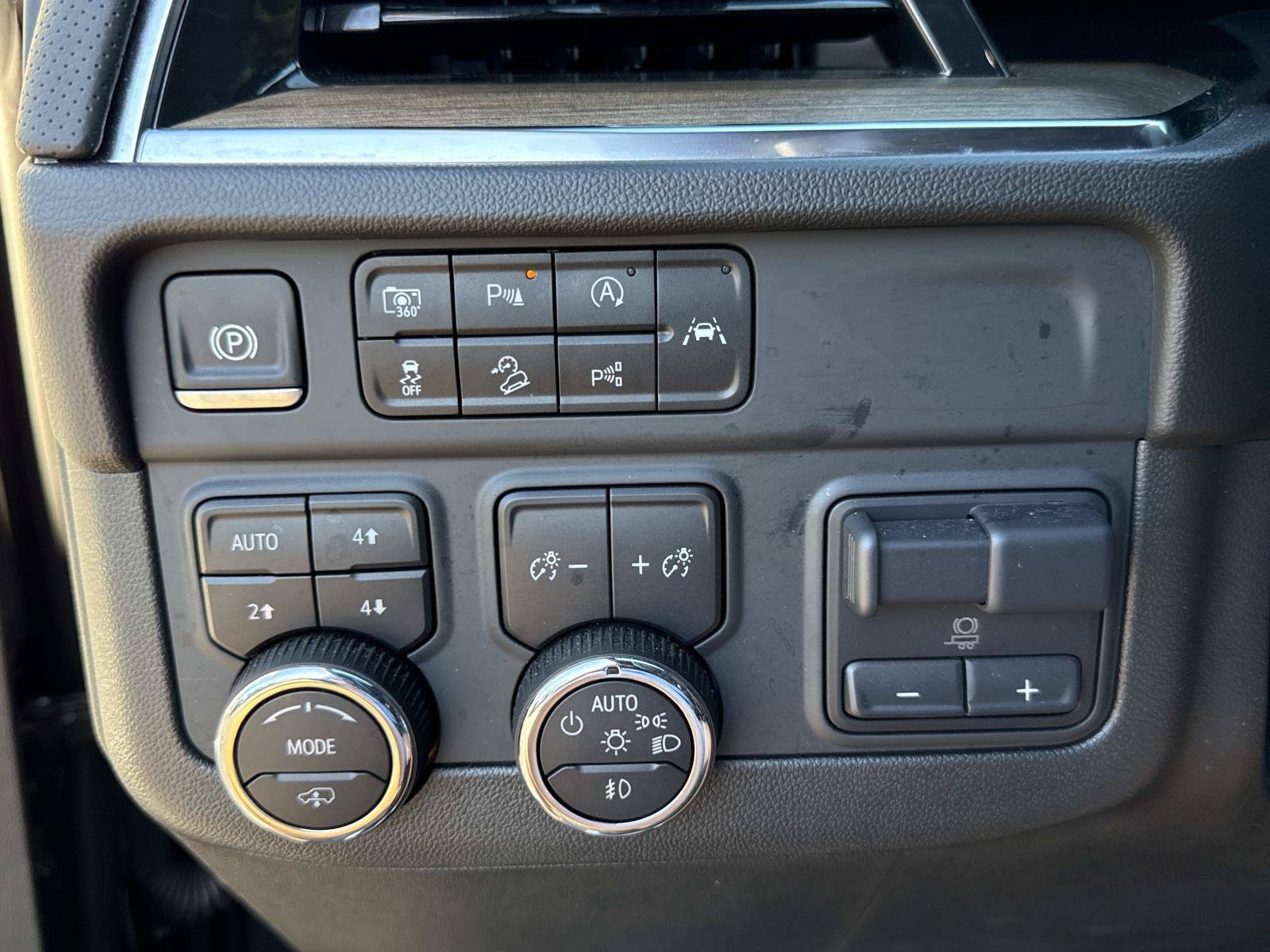 Used 2025 Chevrolet Tahoe High Country AWD/4WD image 30