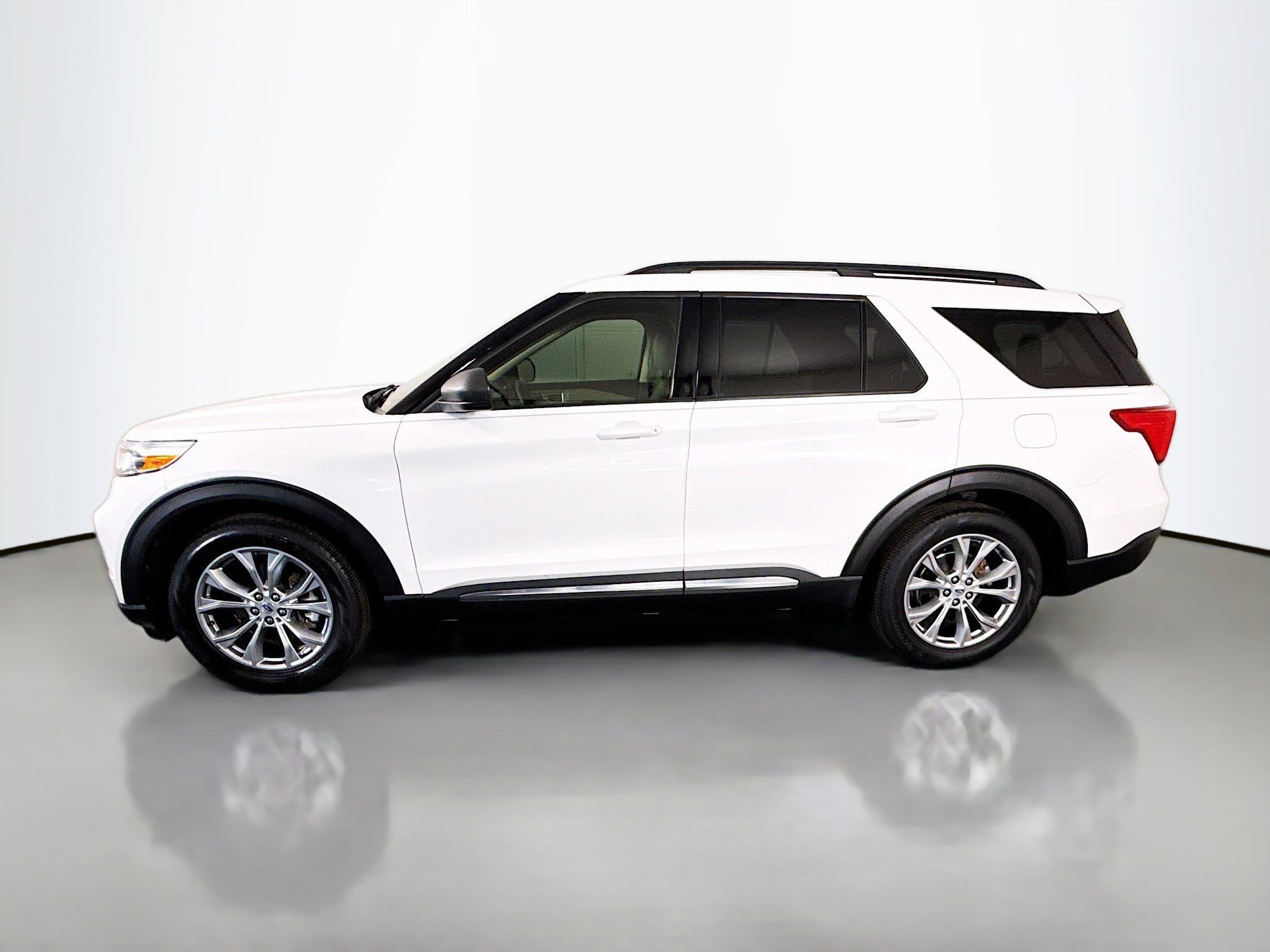 Used 2022 Ford Explorer XLT w/ Equipment Group 202A RWD image 6