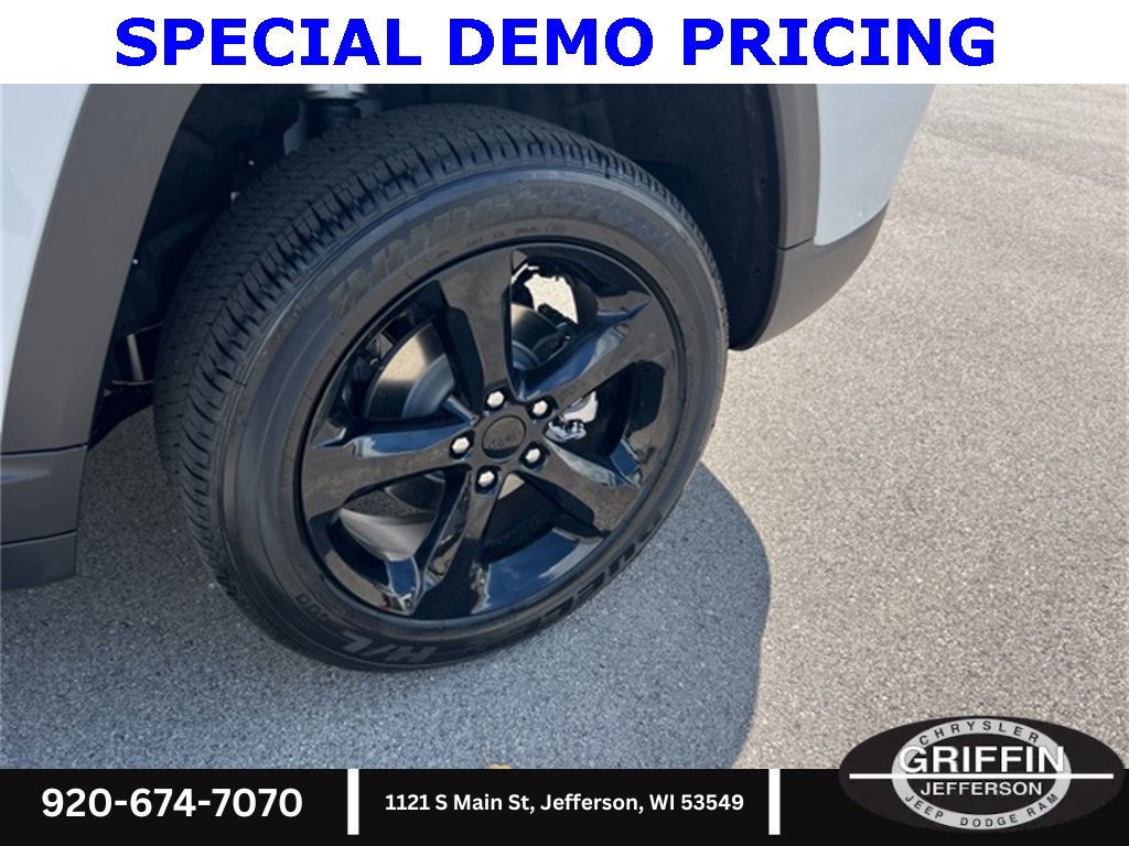 New 2025 Jeep Grand Cherokee Altitude image 14