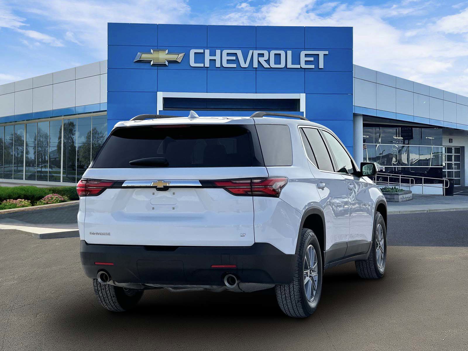 Used 2023 Chevrolet Traverse LT w/ Rear Camera Mirror Package image 4