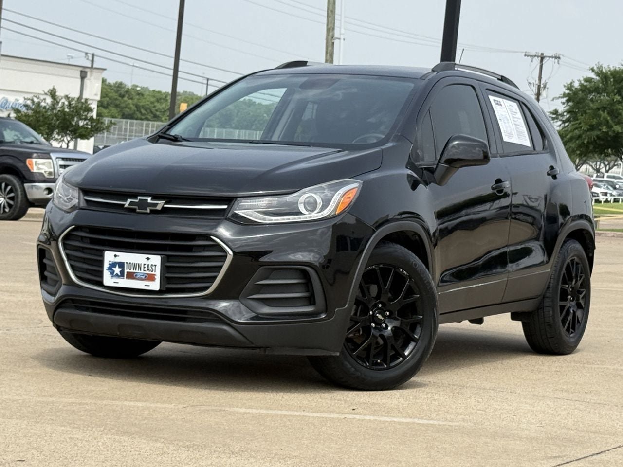Used 2021 Chevrolet Trax LT w/ Midnight Edition FWD image 2
