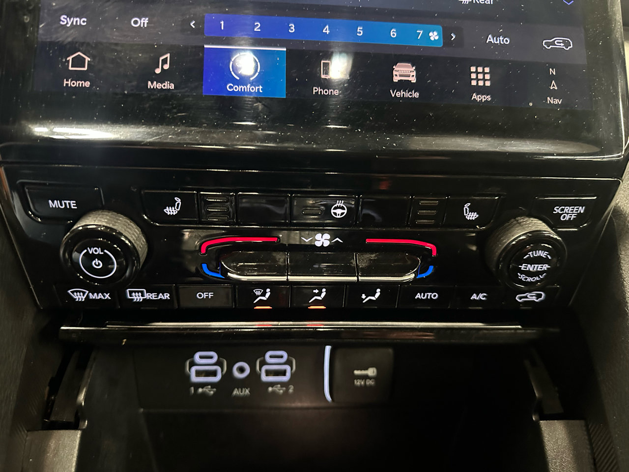 Used 2024 Jeep Grand Cherokee L Limited w/ Black Appearance Package image 17