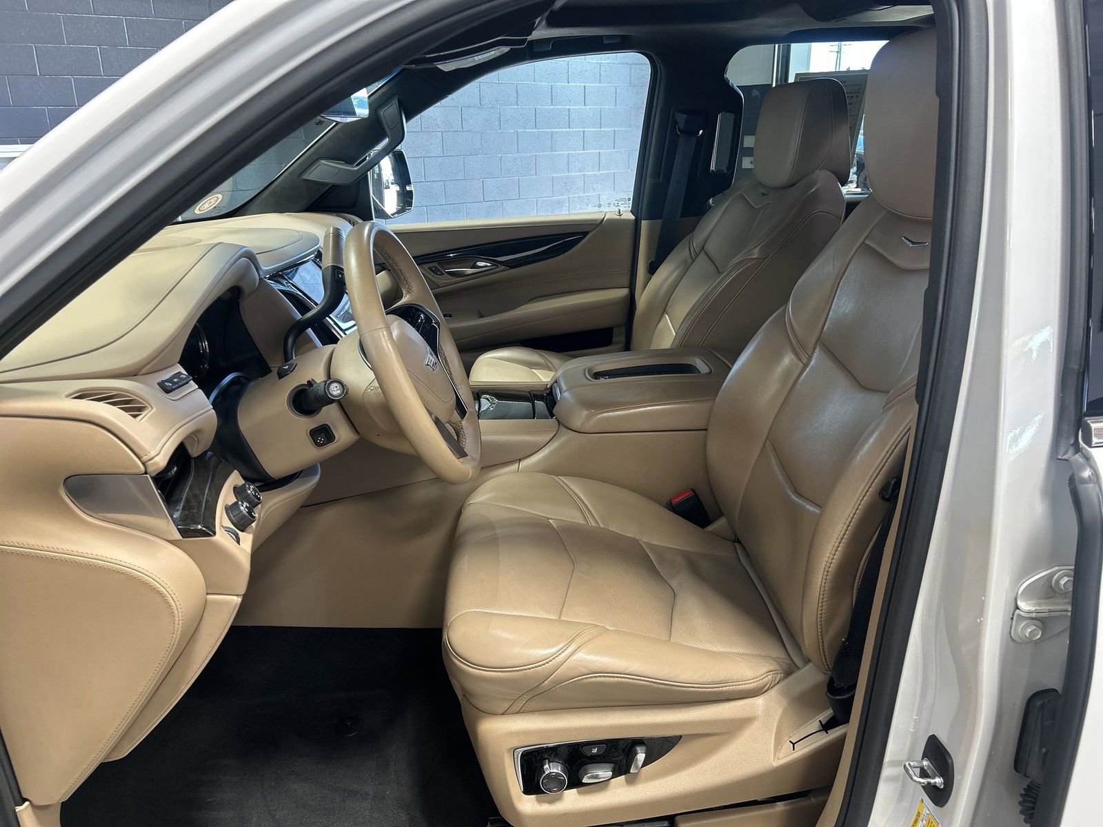 Used 2018 Cadillac Escalade Platinum AWD/4WD image 24
