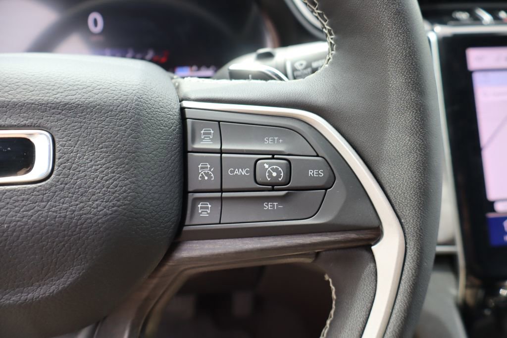 Used 2024 Jeep Grand Cherokee L Limited AWD/4WD image 17