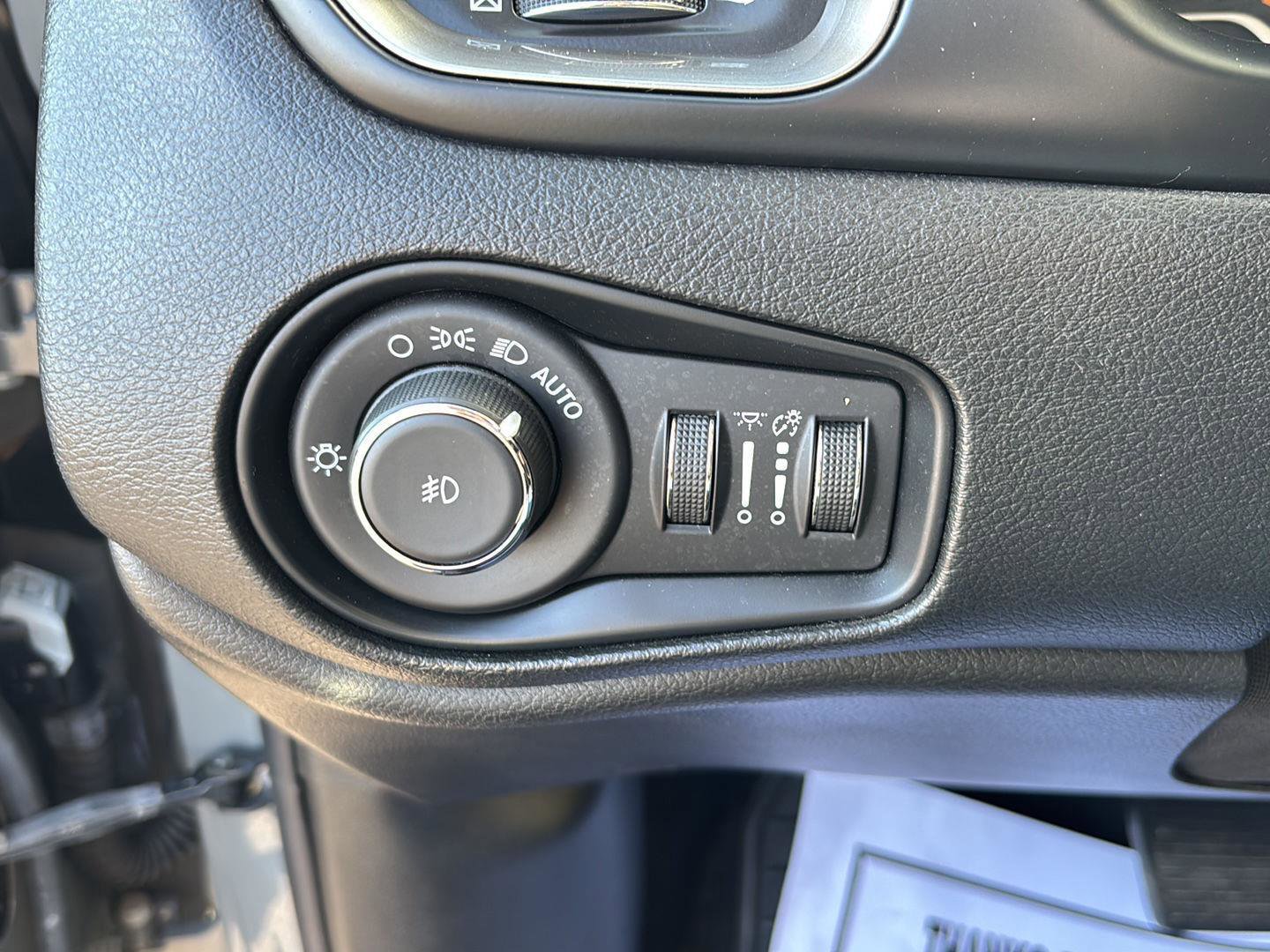 Used 2021 Jeep Renegade Limited image 11