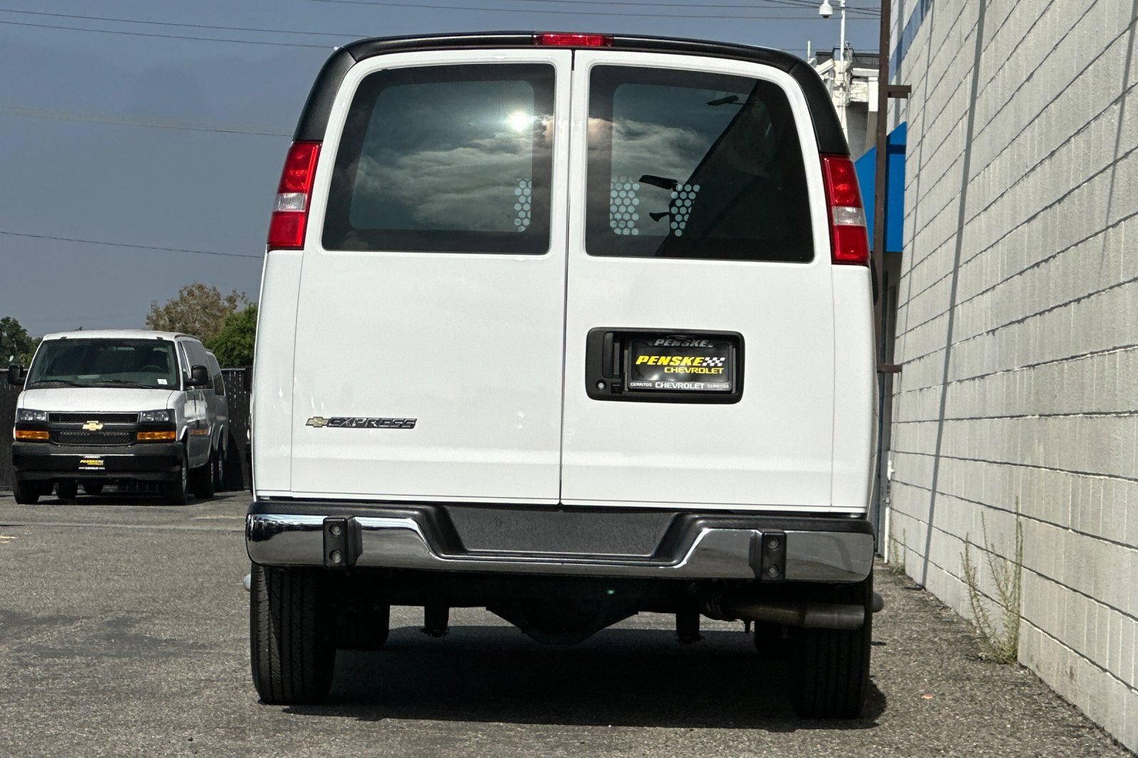 Used 2025 Chevrolet Express 2500 w/ Driver Convenience Package RWD image 5