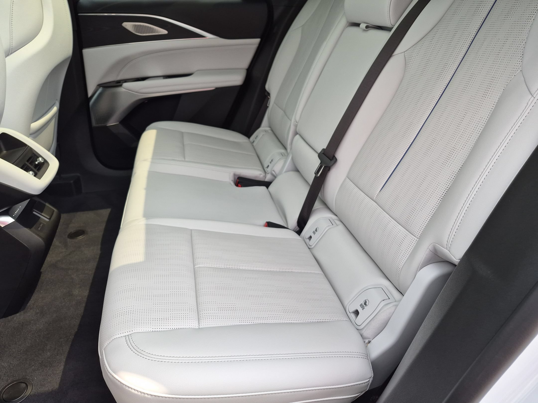 Certified 2024 Cadillac Lyriq Luxury AWD/4WD image 25