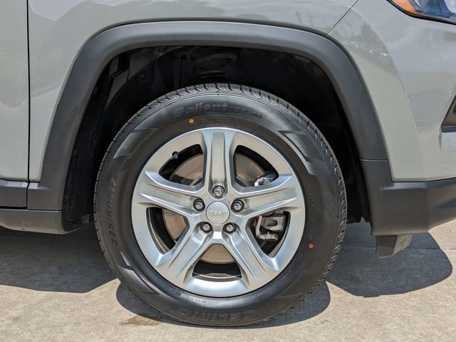 Used 2024 Jeep Compass Latitude w/ Altitude Special Edition AWD/4WD image 12