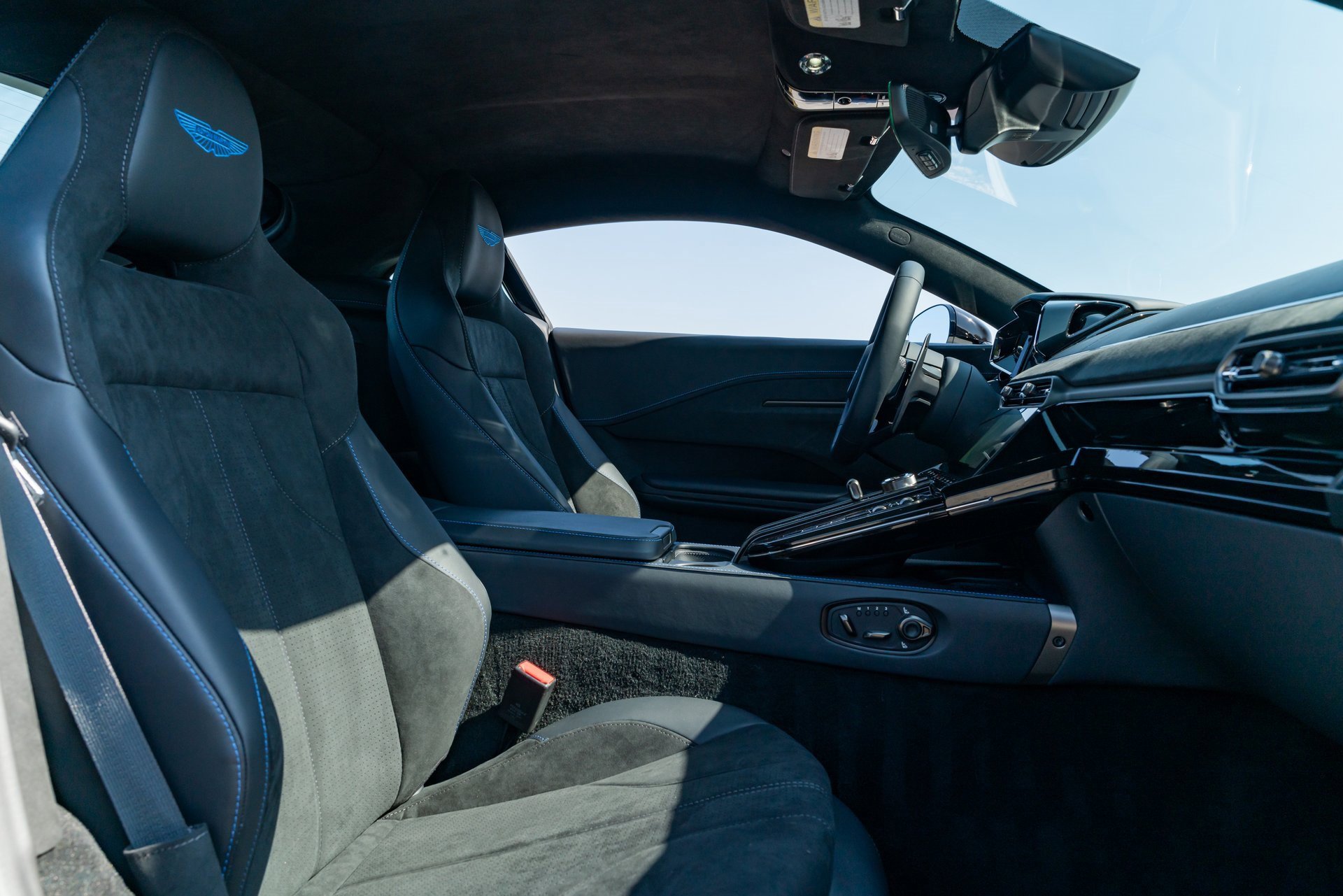 Used 2025 Aston Martin V8 Vantage Coupe image 21