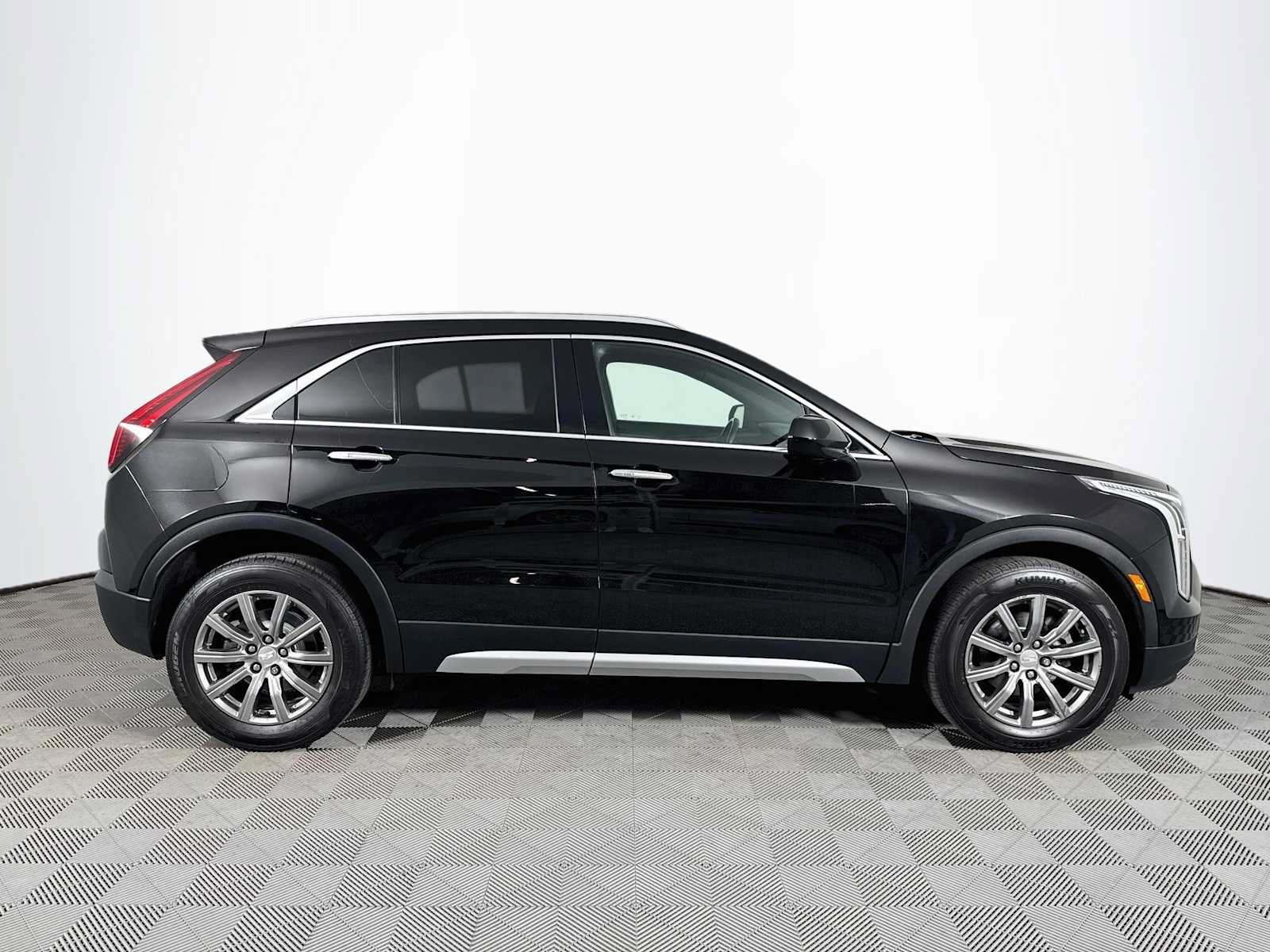 Used 2019 Cadillac XT4 Premium Luxury AWD/4WD image 4