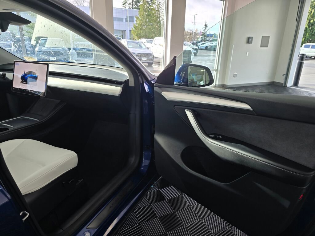 Used 2025 Tesla Model Y Long Range image 45