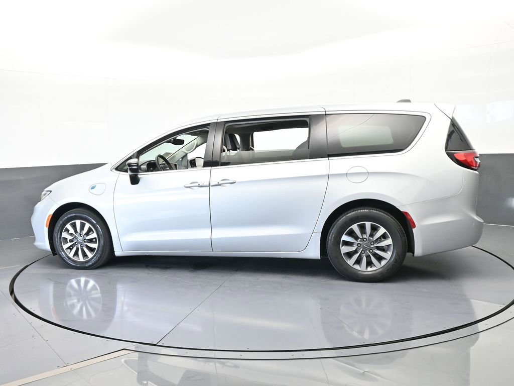 Used 2024 Chrysler Pacifica Select image 3