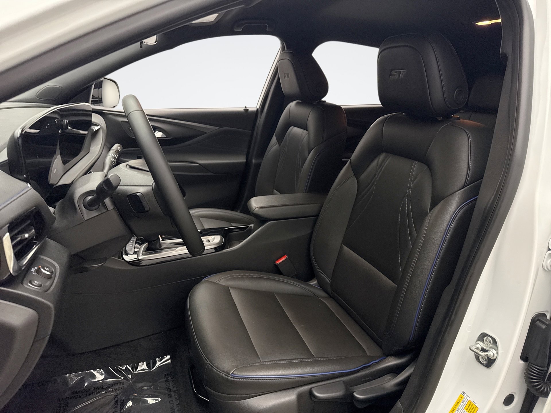 Used 2025 Buick Envista Sport Touring image 11