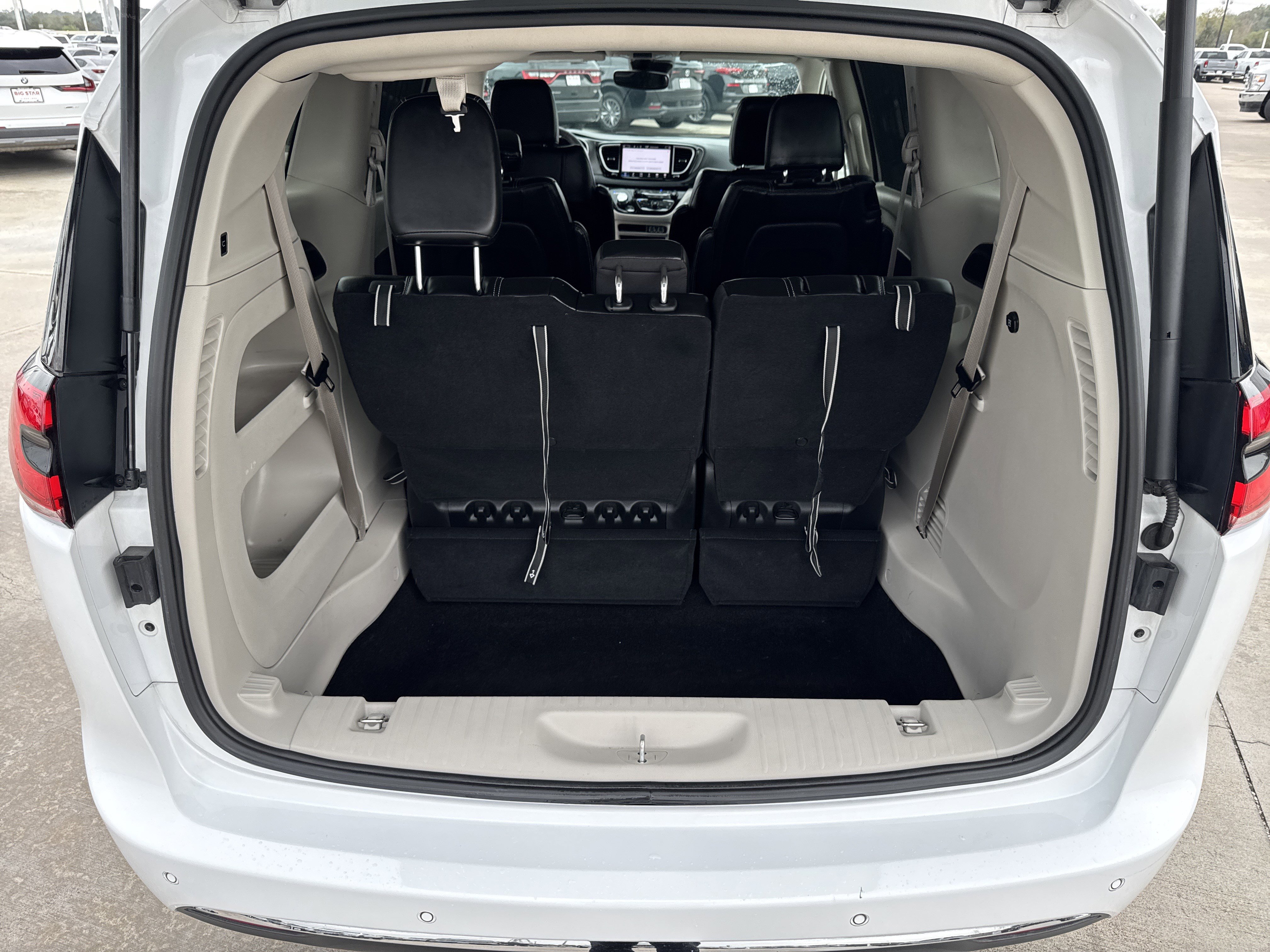 Used 2024 Chrysler Pacifica Touring-L image 36