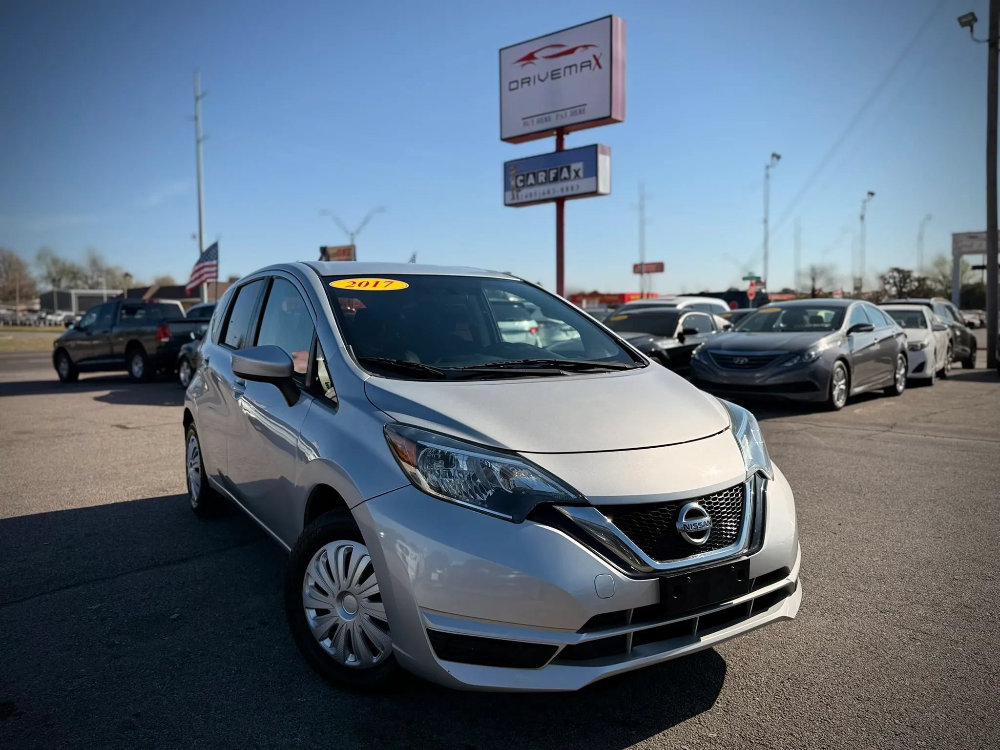 Used 2017 Nissan Versa Note SV FWD image 1