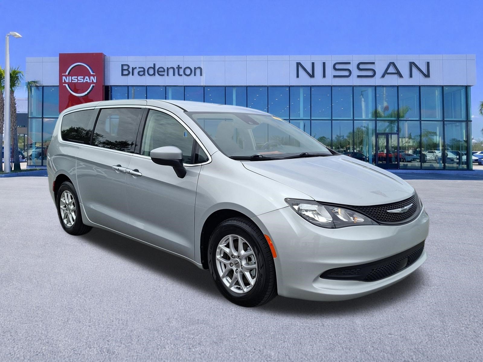 Used 2023 Chrysler Voyager LX FWD image 3