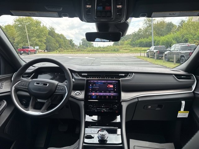 New 2025 Jeep Grand Cherokee Limited w/ Black Appearance Package image 12