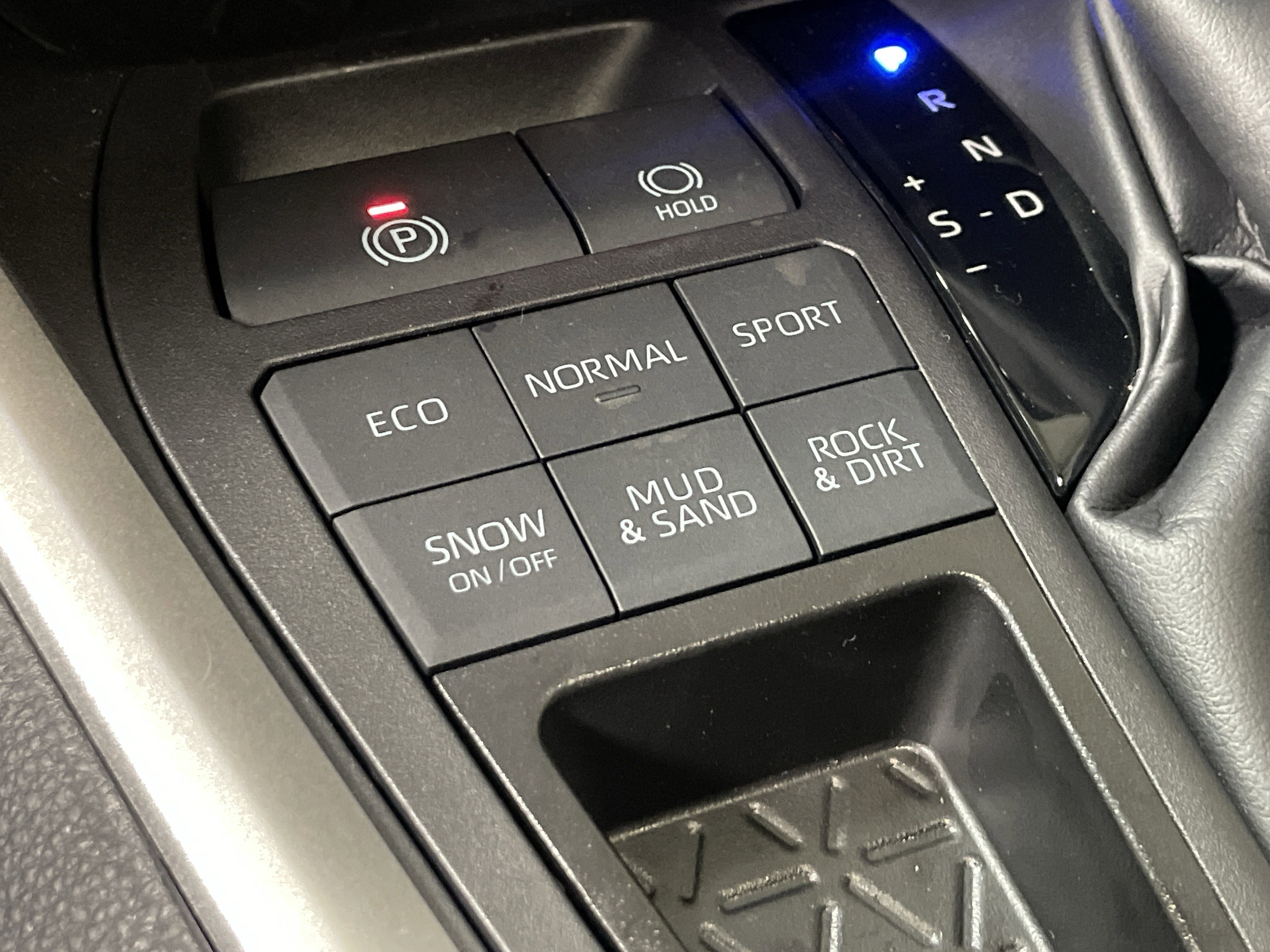 Certified 2025 Toyota RAV4 LE image 28