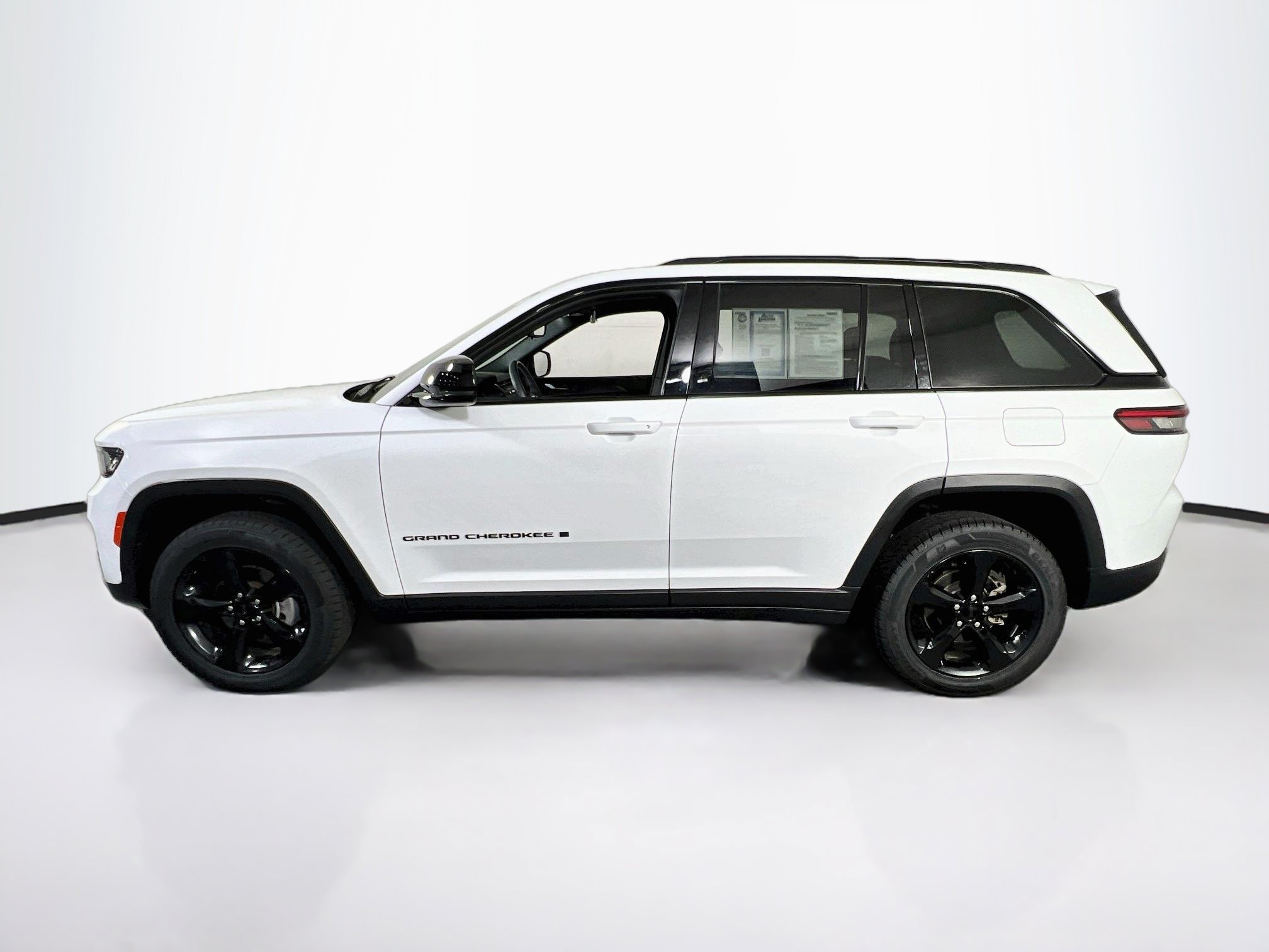 Used 2023 Jeep Grand Cherokee Altitude AWD/4WD image 8
