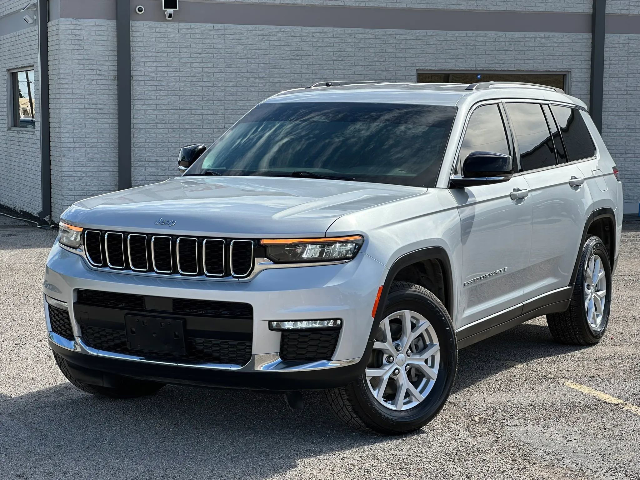 Used 2023 Jeep Grand Cherokee L Limited AWD/4WD image 2