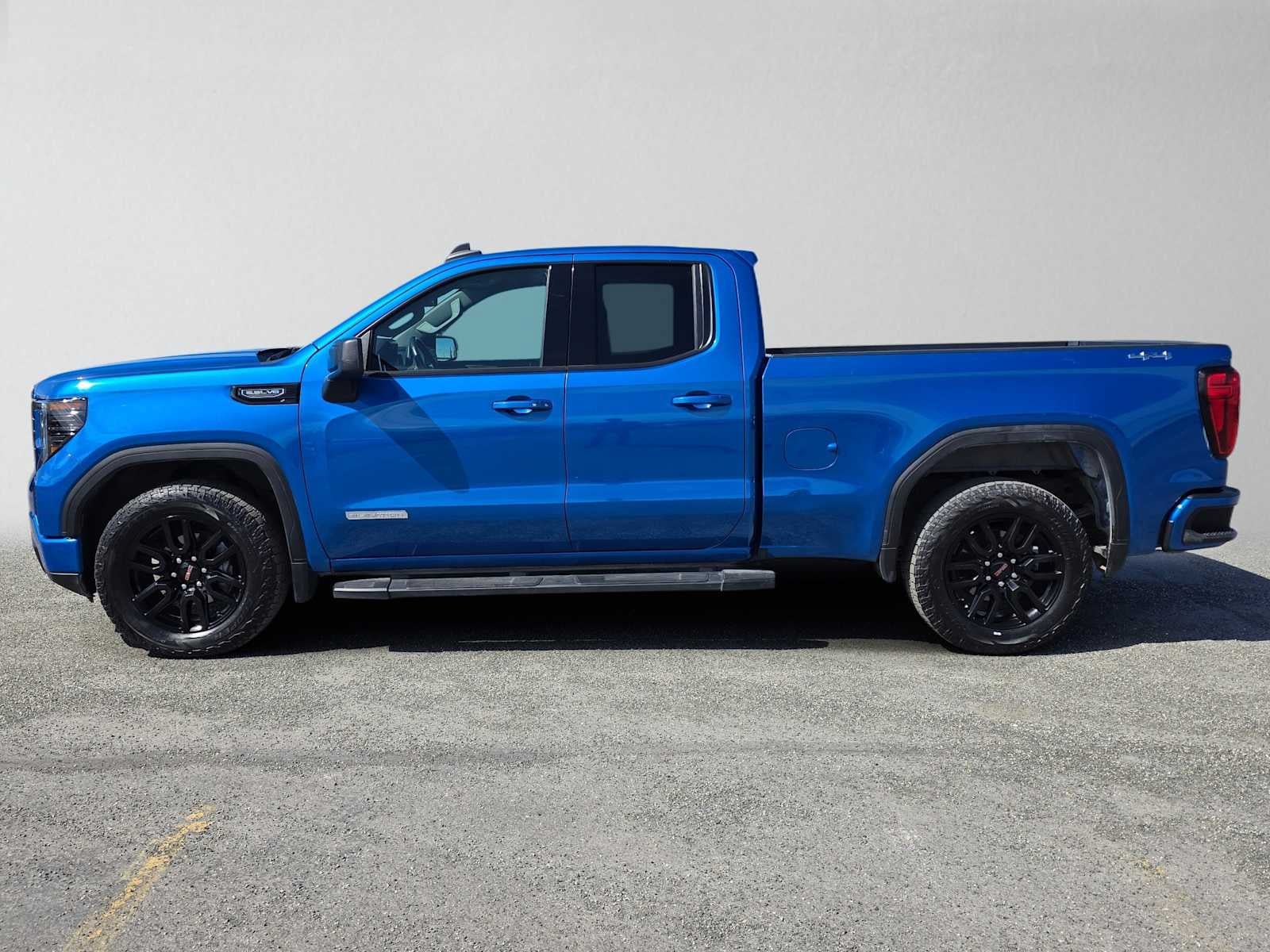 Used 2022 GMC Sierra 1500 Elevation w/ LPO, Elevation Black Package AWD/4WD image 6