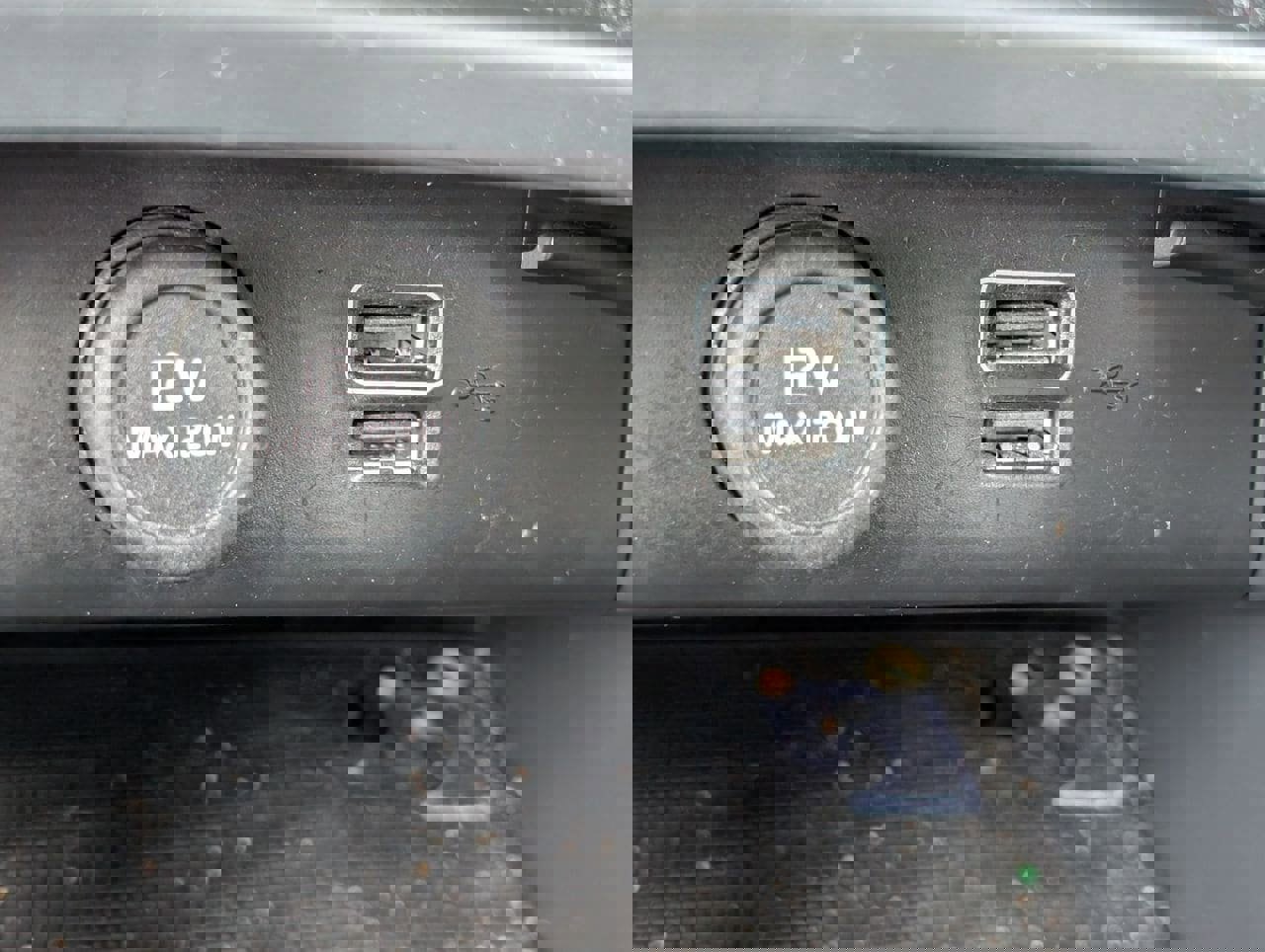 Used 2022 Volvo XC40 T4 Momentum image 20