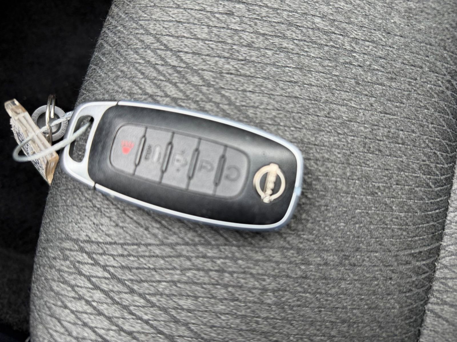 Used 2025 Nissan Rogue SV FWD image 27