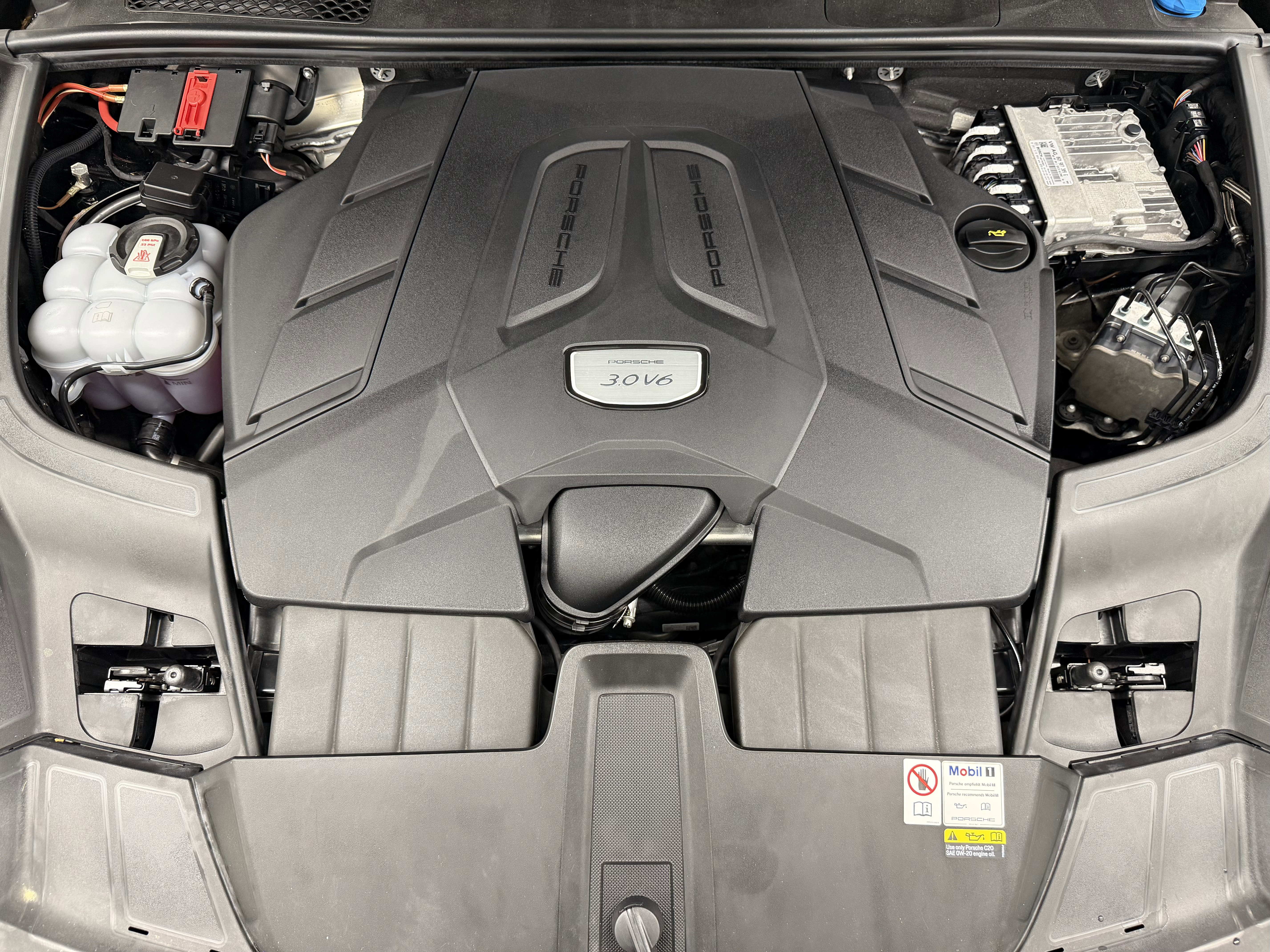 Certified 2023 Porsche Cayenne Platinum Edition image 64