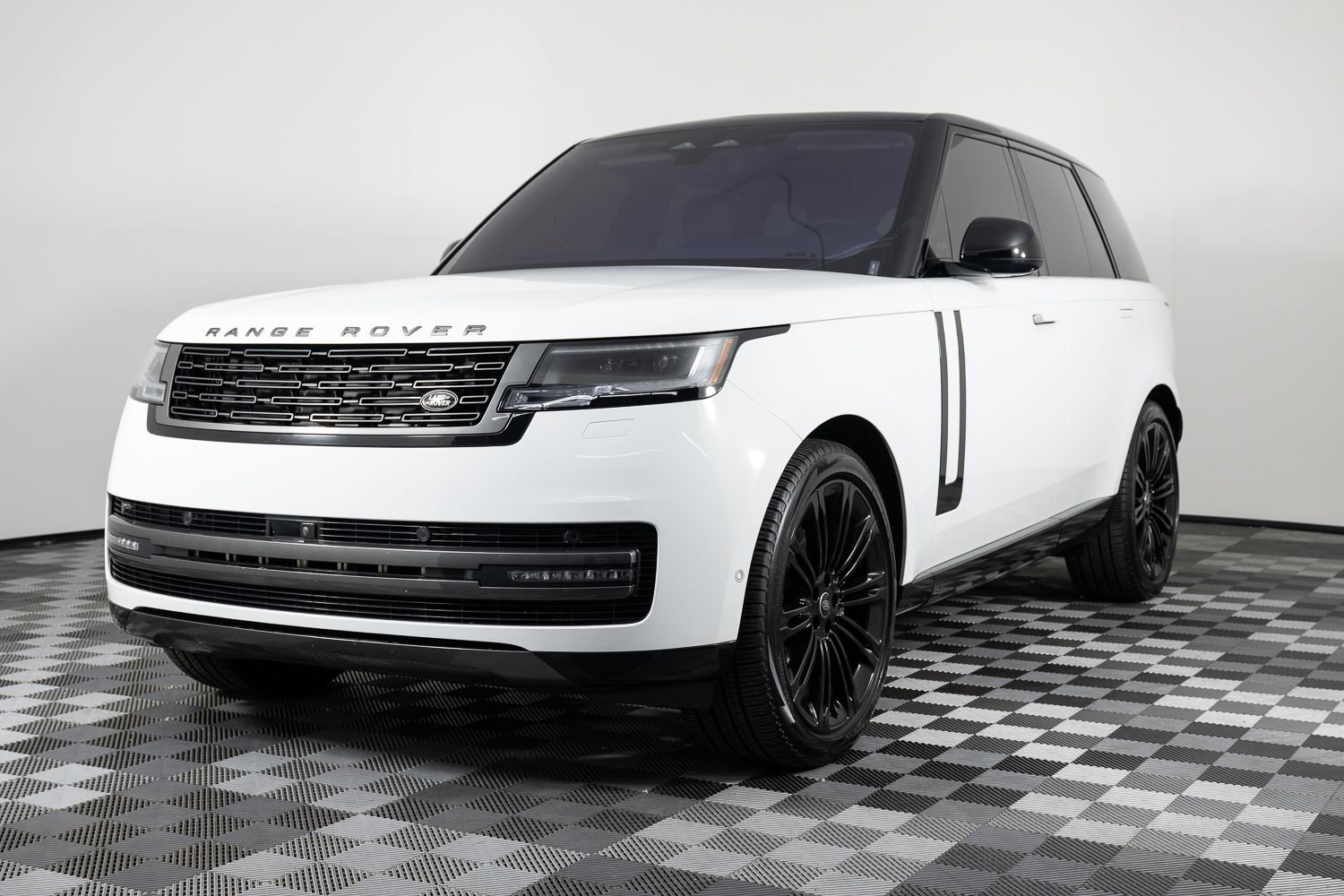 Used 2022 Land Rover Range Rover SE image 2