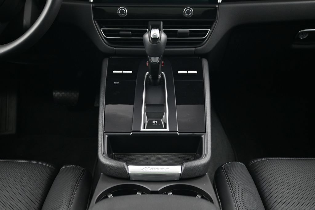 Certified 2025 Porsche Macan AWD/4WD image 10