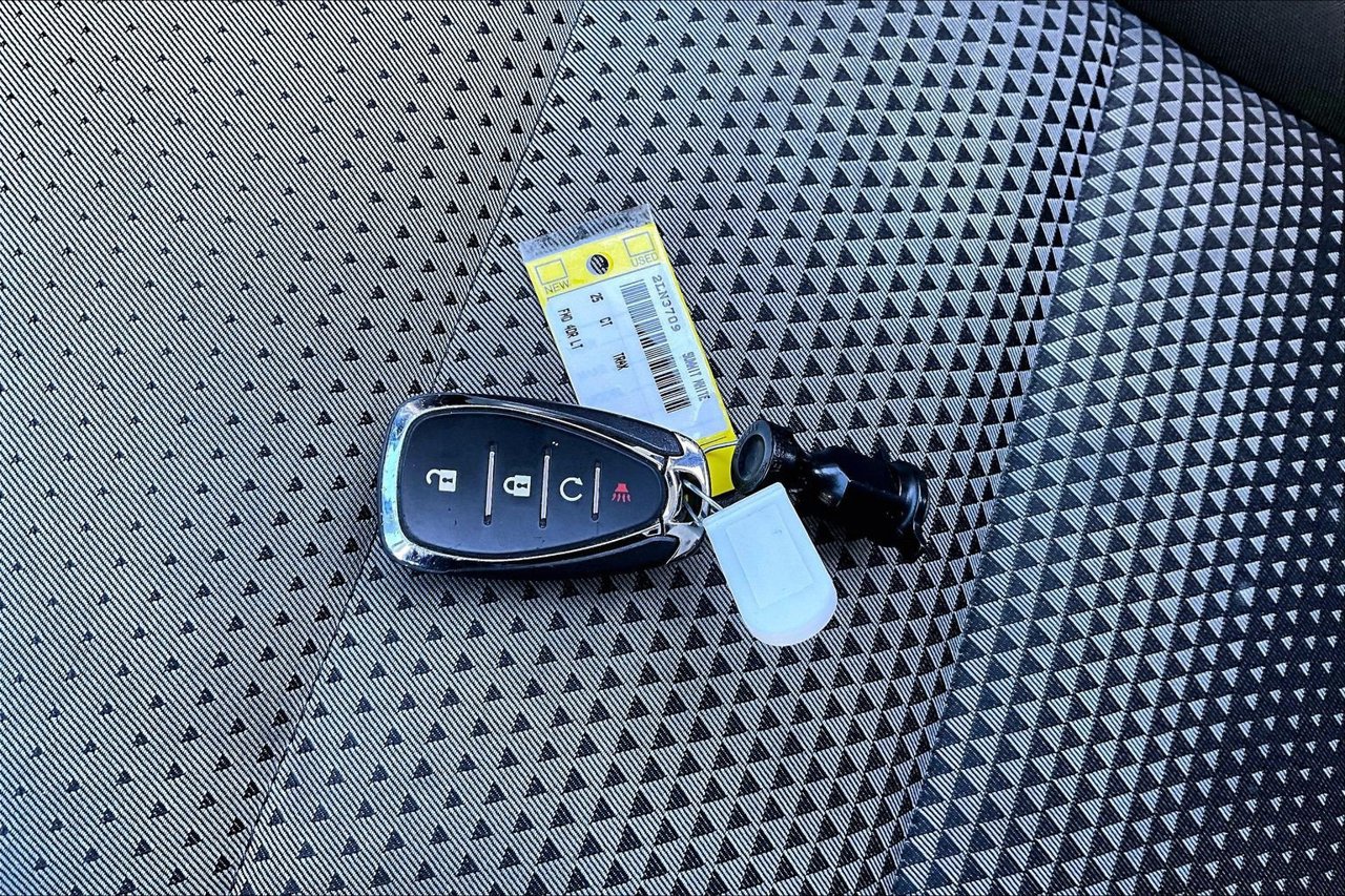 Used 2025 Chevrolet Trax LT FWD image 30