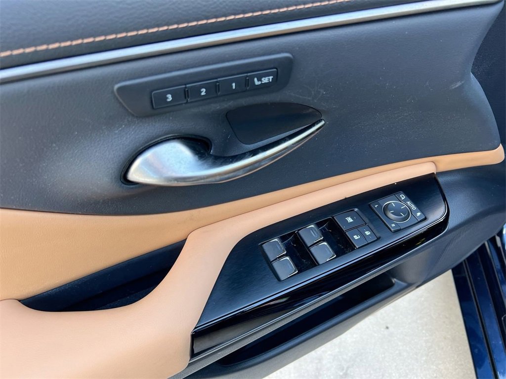 Certified 2022 Lexus ES 350 w/ Premium Package image 11