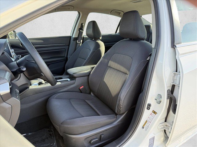 Used 2025 Nissan Altima 2.5 SV FWD image 11