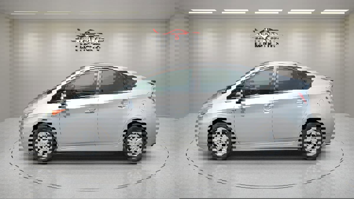 Used 2011 Toyota Prius Three w/ Navigation Pkg FWD image 2