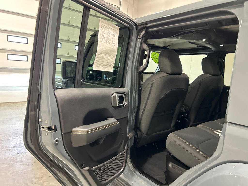 Used 2025 Jeep Wrangler Unlimited Sahara AWD/4WD image 30