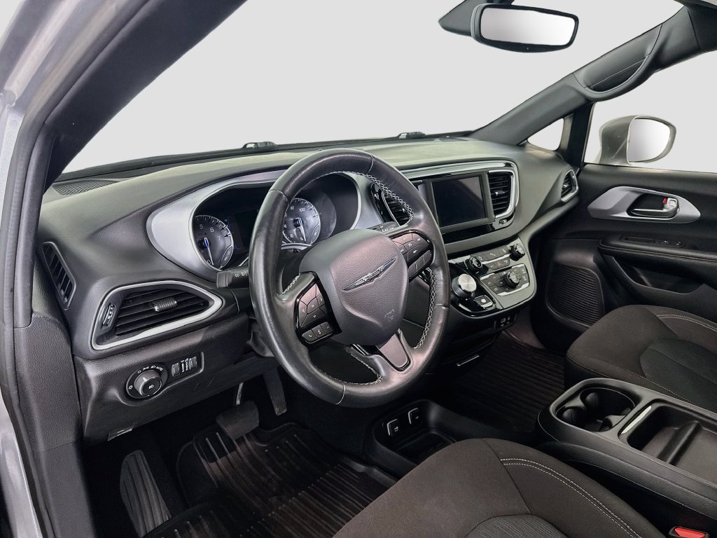 Used 2020 Chrysler Pacifica Touring w/ S Appearance Package FWD image 10