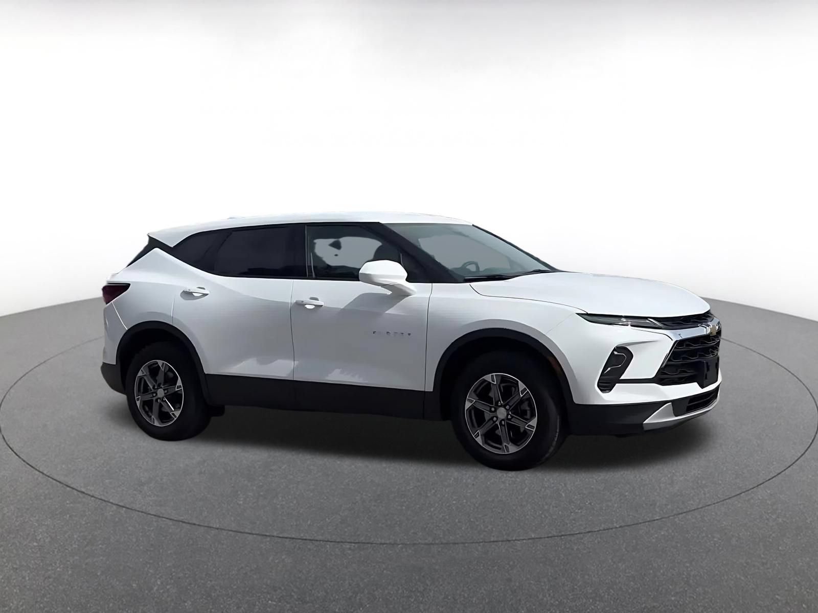Used 2025 Chevrolet Blazer LT FWD image 2