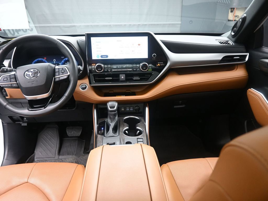 Used 2024 Toyota Highlander Platinum FWD image 9