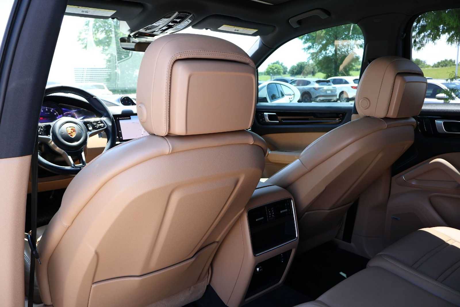 Used 2022 Porsche Cayenne AWD/4WD image 11
