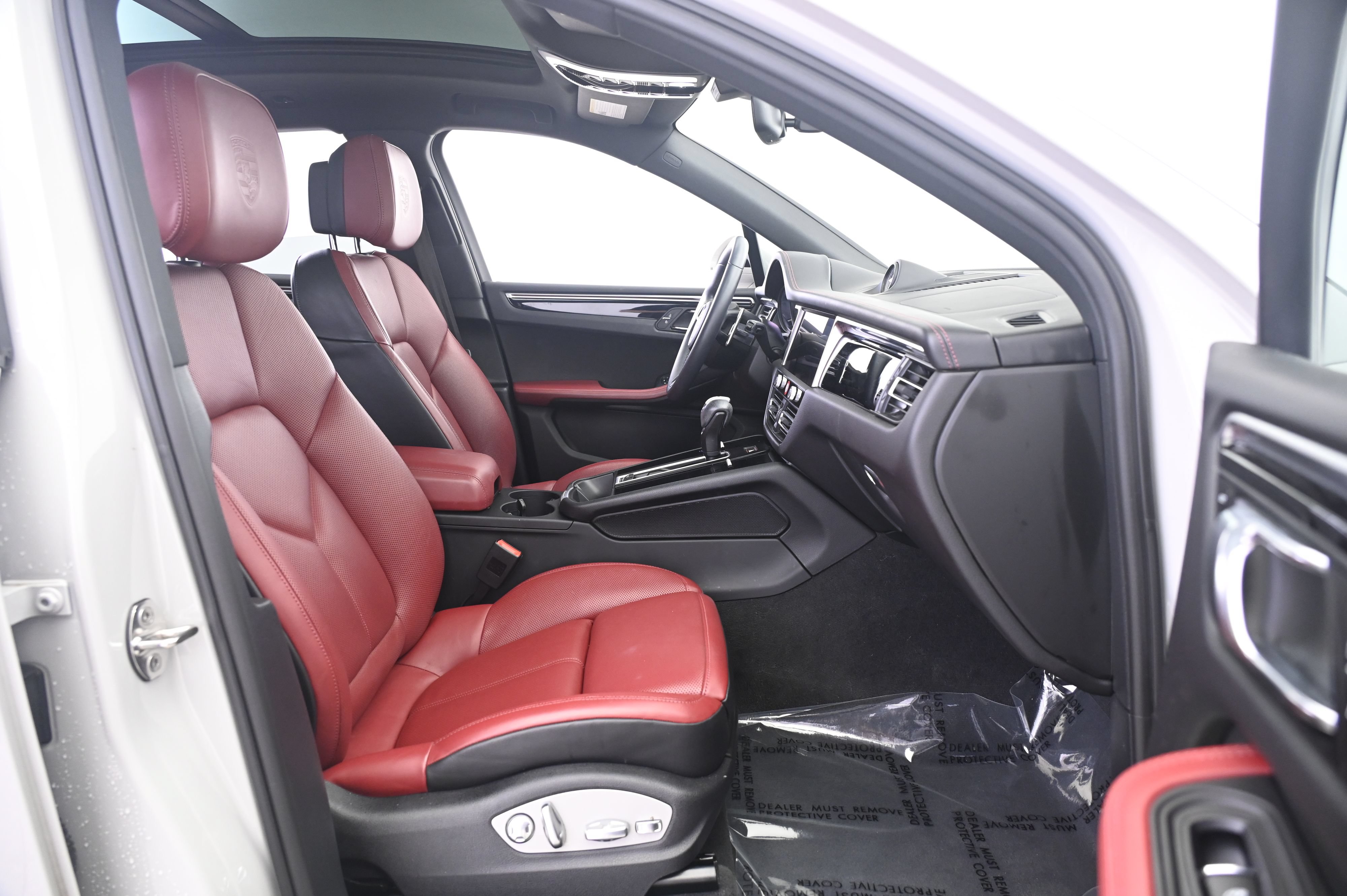 Certified 2023 Porsche Macan AWD/4WD image 23