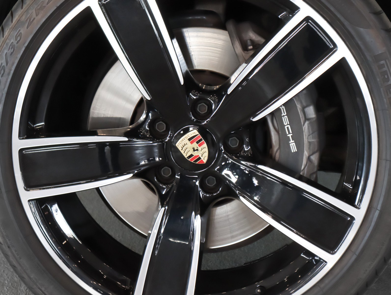 Certified 2023 Porsche Cayenne Platinum Edition image 27