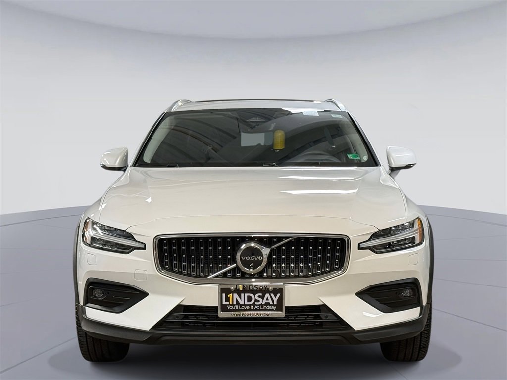Used 2025 Volvo V60 B5 Cross Country Plus image 8