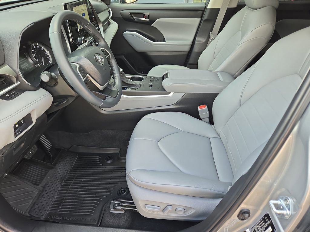 Used 2024 Toyota Highlander LE image 13