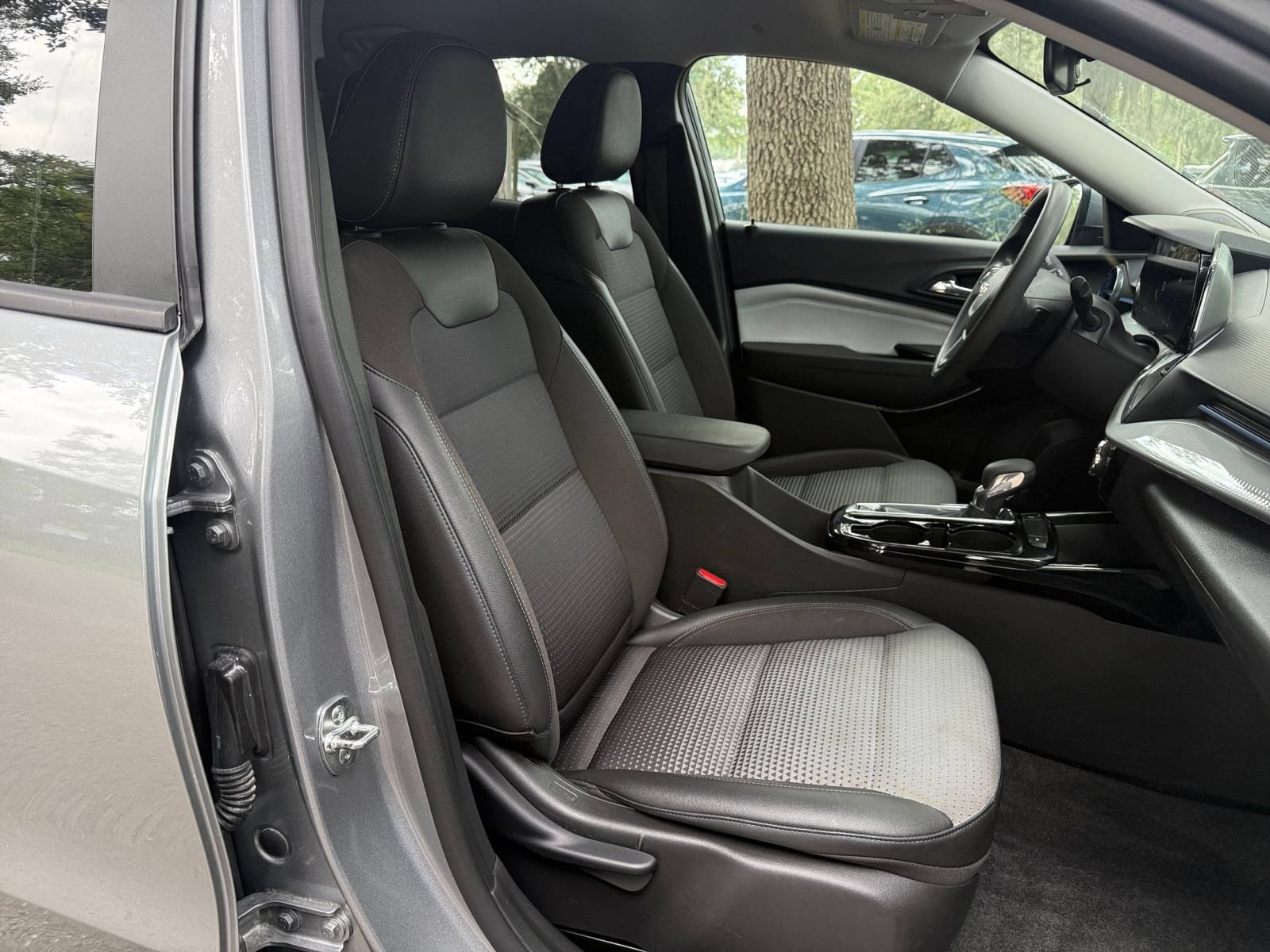 Used 2025 Chevrolet Trax LT FWD image 32
