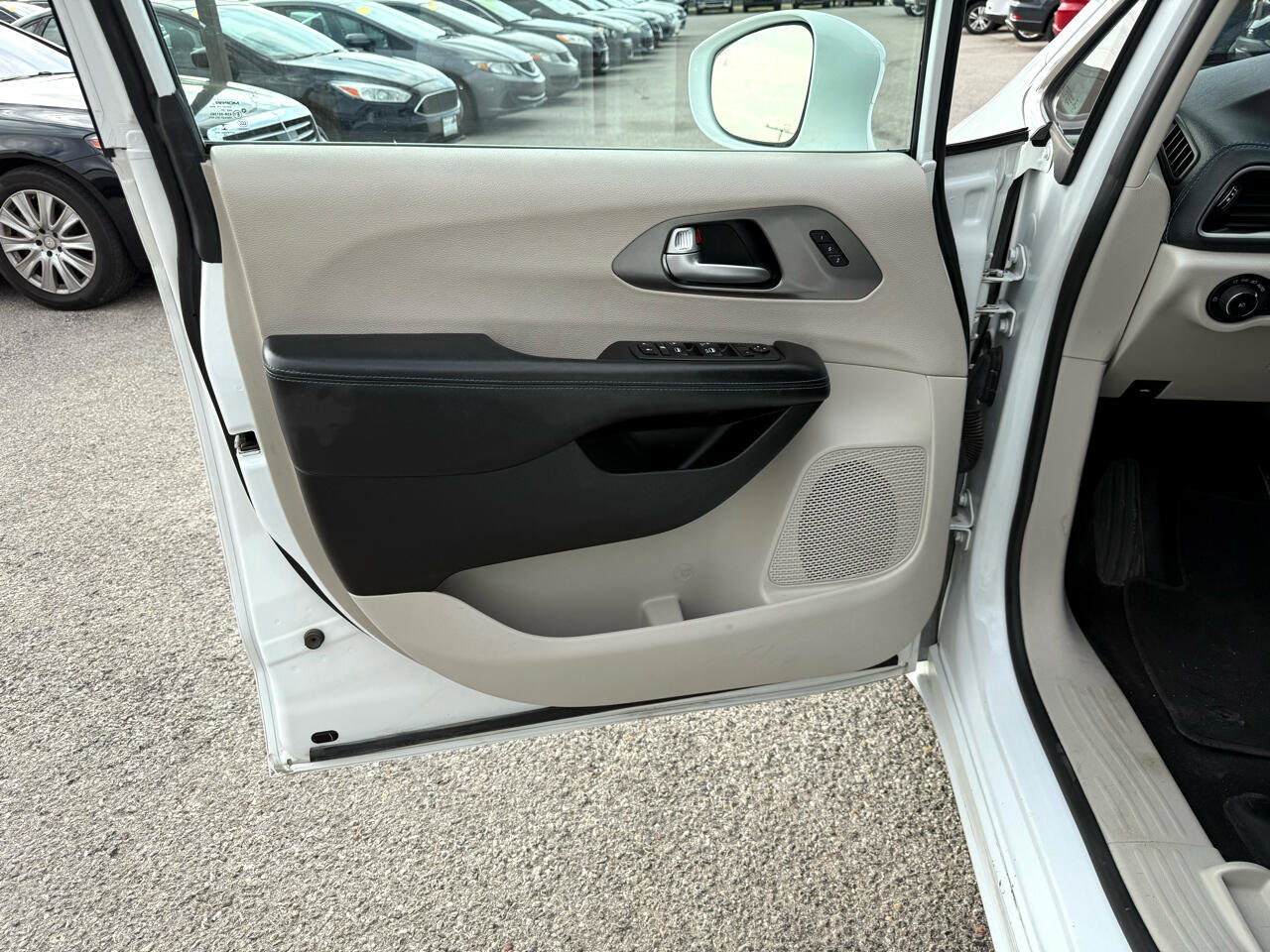 Used 2021 Chrysler Pacifica Touring-L image 12