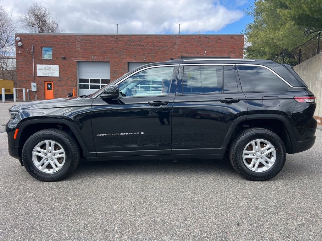 Used 2023 Jeep Grand Cherokee Laredo image 2