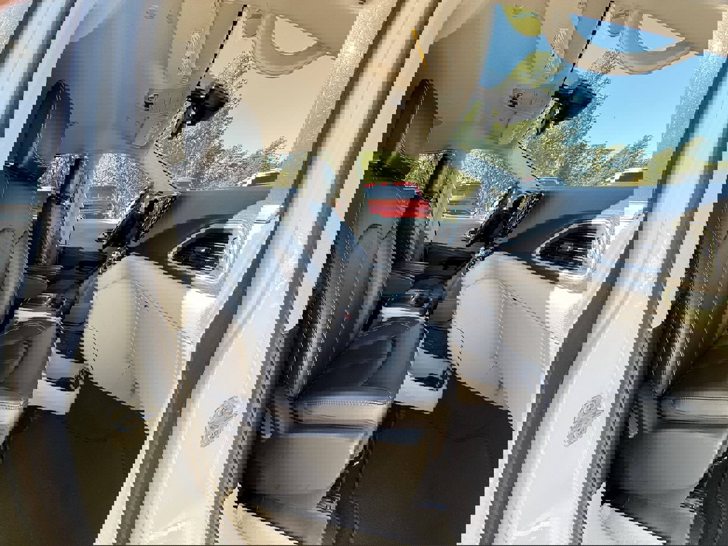 Used 2024 Chrysler Pacifica Touring-L image 10