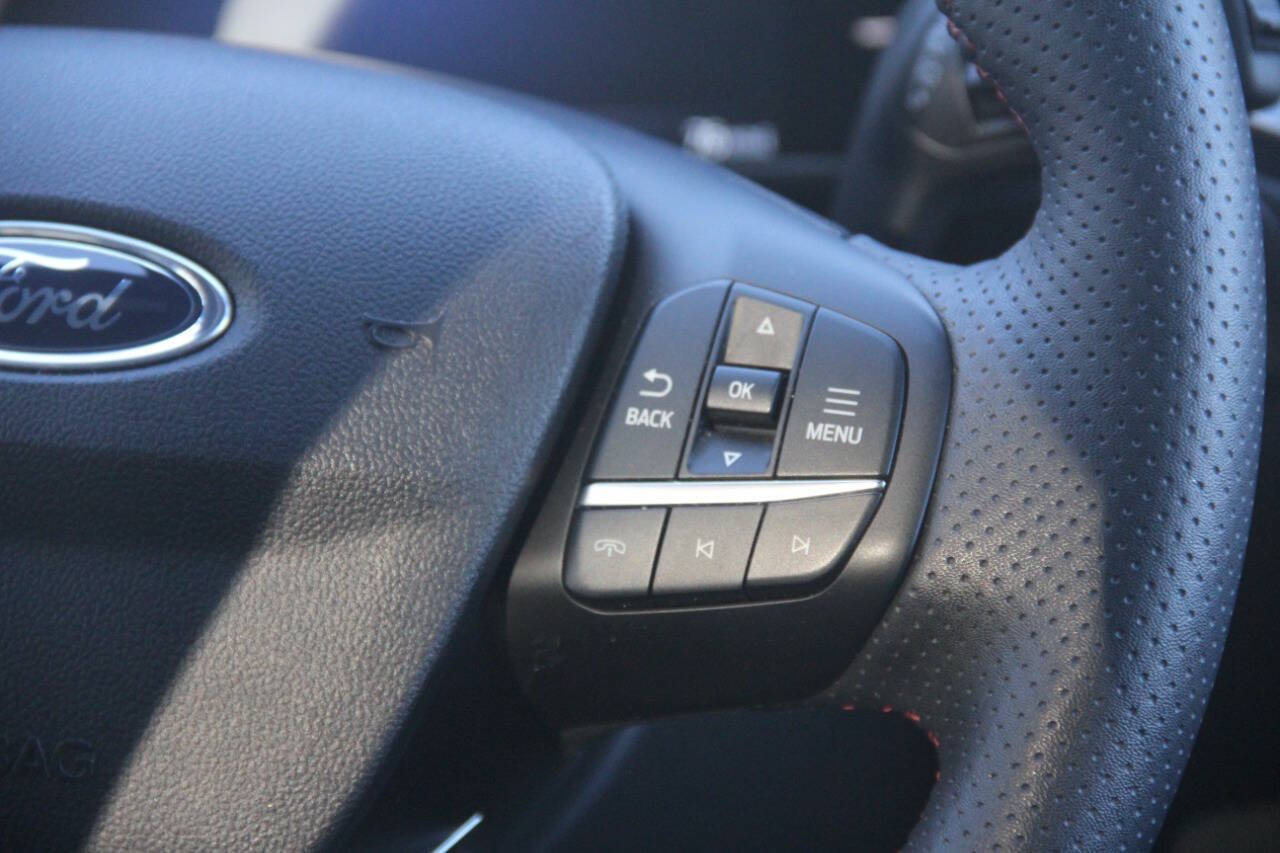 Certified 2025 Ford Escape ST-Line Select AWD/4WD image 18