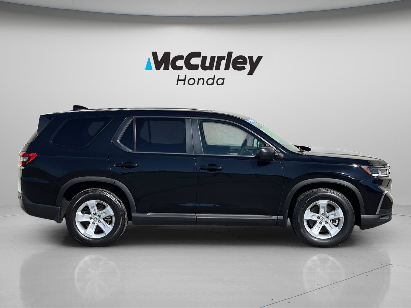Certified 2023 Honda Pilot LX image 2
